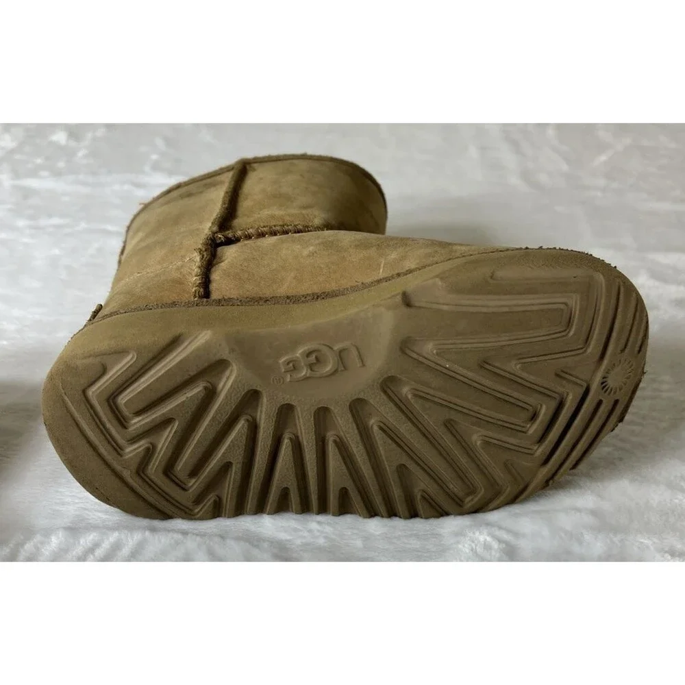 UGG Classic Little Girls Boots Tan Brown Shearling Lined Size 8